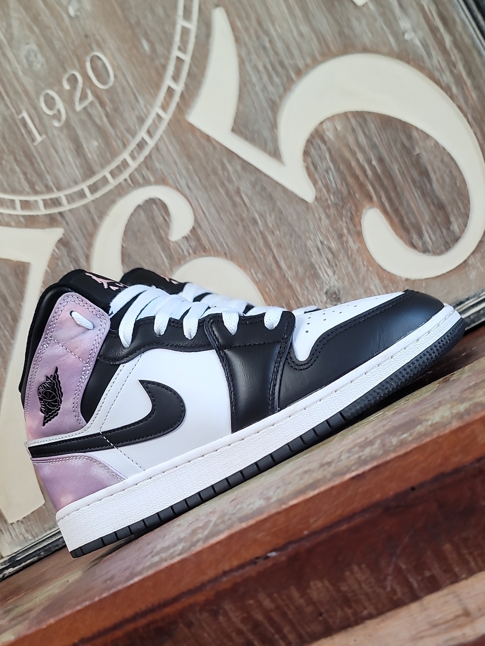 Nike Air Jordan 1 Mid (Special Edition) 'Zen Master' Wmns7.5 Great Condition.